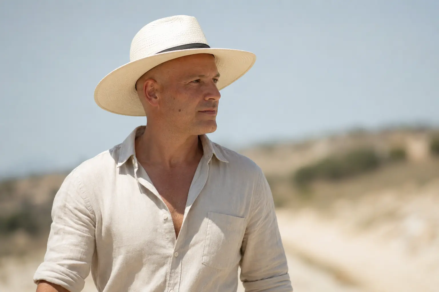 Sombrero de ala ancha como protección solar para una cabeza calva